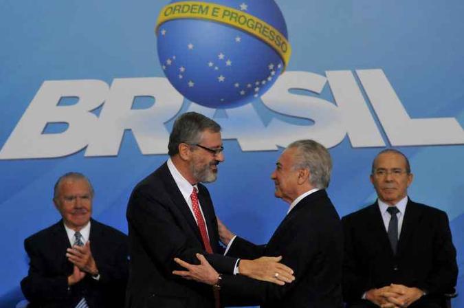 Torquato e Temer na posse do ministro: oficialmente, o Planalto não se manifestou, mas assessores dizem que o presidente pediu para que o subordinado fique quieto(foto: Minervino Junior/CB/D.A Press) Torquato e Temer na posse do ministro: oficialmente, o Planalto não se manifestou, mas assessores dizem que o presidente pediu para que o subordinado fique quieto(foto: Minervino Junior/CB/D.A Press)