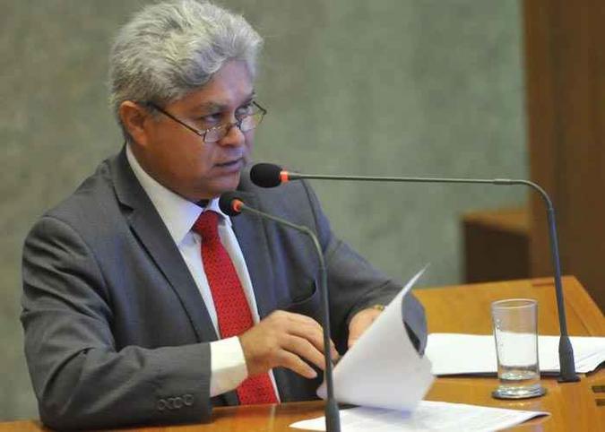 O deputado Lira (à direita, na tribuna) detalhou o relatório geral da CPI da Saúde na sessão da última quarta-feira: inconsistências na apuração (foto: Minervino Junior/CB/D.A Press ) O deputado Lira (à direita, na tribuna) detalhou o relatório geral da CPI da Saúde na sessão da última quarta-feira: inconsistências na apuração (foto: Minervino Junior/CB/D.A Press )