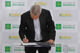 O governador de Brasília, Rodrigo Rollemberg na assinatura do novo decreto do Parcelamento Urbano Isolado (PUI)(foto: Renato Araújo/Agência Brasília) O governador de Brasília, Rodrigo Rollemberg na assinatura do novo decreto do Parcelamento Urbano Isolado (PUI)(foto: Renato Araújo/Agência Brasília)