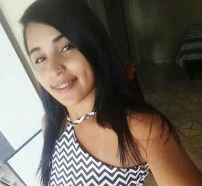 O corpo da jovem foi encontrado com perfurações no peito, pescoço e rosto(foto: Reprodução/Facebook) O corpo da jovem foi encontrado com perfurações no peito, pescoço e rosto(foto: Reprodução/Facebook)