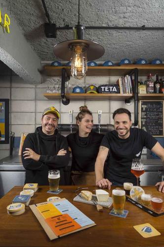 Pablo, Marina e André, sócios do Teta Queijaria, lançam serviços para assegurar, ao menos, 30% da receita(foto: Arquivo Pessoal ) Pablo, Marina e André, sócios do Teta Queijaria, lançam serviços para assegurar, ao menos, 30% da receita(foto: Arquivo Pessoal )