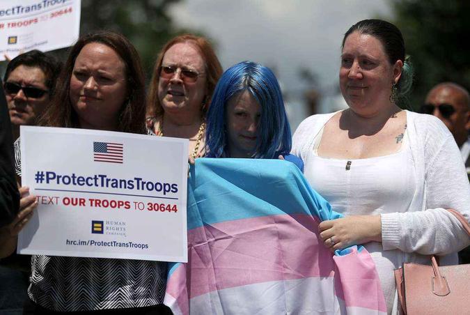 Pessoas protestam contra a política de Trump contra a presença de transgêneros nas Forças Armadas(foto: JUSTIN SULLIVAN) Pessoas protestam contra a política de Trump contra a presença de transgêneros nas Forças Armadas(foto: JUSTIN SULLIVAN)