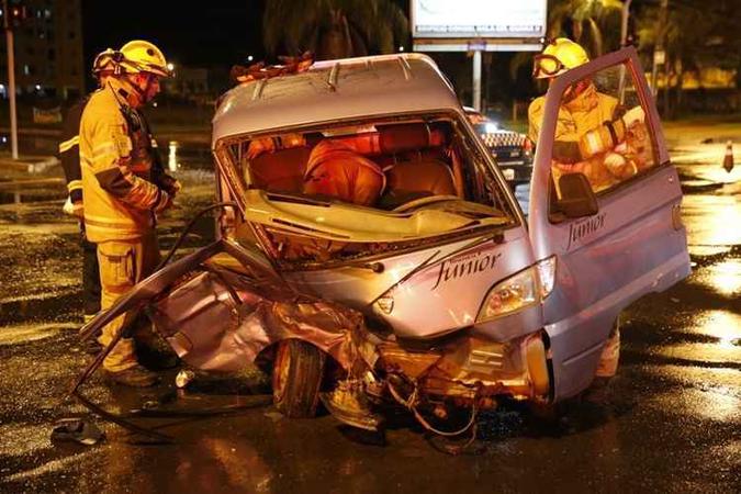 Segundo o Corpo de Bombeiros, o motorista da caminhonete Towner apresentava sinais de embriaguez(foto: Corpo de Bombeiros/Divulgação) Segundo o Corpo de Bombeiros, o motorista da caminhonete Towner apresentava sinais de embriaguez(foto: Corpo de Bombeiros/Divulgação)