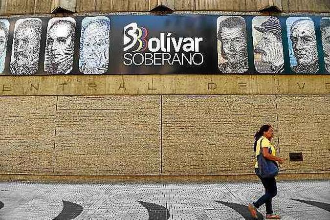 Governo decretou feriado no primeiro dia de circulação das novas cédulas: desvalorização de 96% frente ao dólar(foto: Federico Parra/AFP) Governo decretou feriado no primeiro dia de circulação das novas cédulas: desvalorização de 96% frente ao dólar(foto: Federico Parra/AFP)