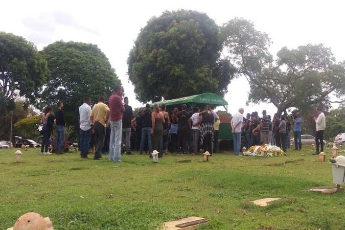 Velório contou com cerca de 100 pessoas, no Cemitério Campo da Esperança(foto: Vinicius Cardoso Vieira/CB/D.A Press) Velório contou com cerca de 100 pessoas, no Cemitério Campo da Esperança(foto: Vinicius Cardoso Vieira/CB/D.A Press)