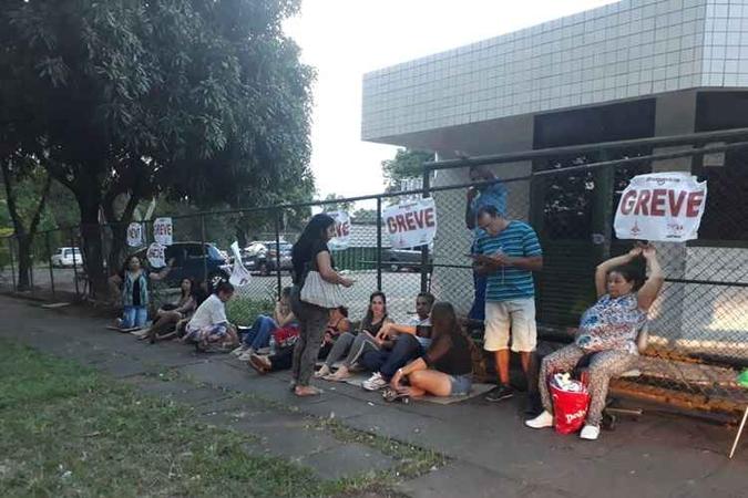 Funcionários da limpeza da rede pública de saúde só devem voltar ao serviço após quitação de dívidas(foto: Sindiserviços-DF/Divulgação) Funcionários da limpeza da rede pública de saúde só devem voltar ao serviço após quitação de dívidas(foto: Sindiserviços-DF/Divulgação)