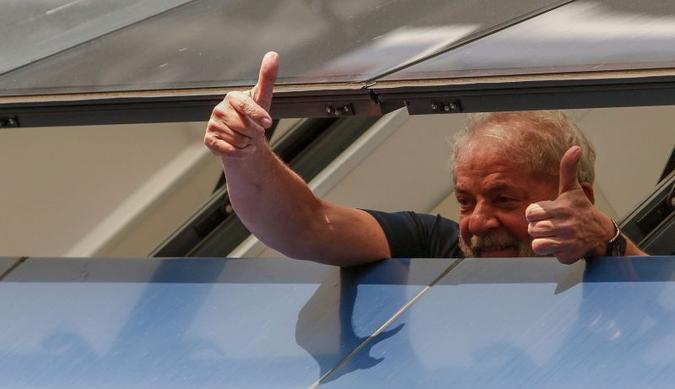 Lula está preso em uma sala de Estado-Maior na Superintendência da Polícia Federal, em Curitiba(foto: Miguel Schincariol/AFP) Lula está preso em uma sala de Estado-Maior na Superintendência da Polícia Federal, em Curitiba(foto: Miguel Schincariol/AFP)