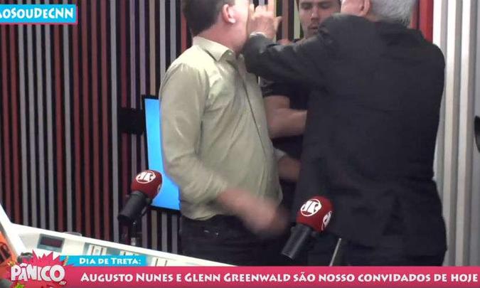 Glenn Greenwald levou um tapa no rosto de Augusto Nunes(foto: Reprodução/YouTube Pânico Jovem Pan) Glenn Greenwald levou um tapa no rosto de Augusto Nunes(foto: Reprodução/YouTube Pânico Jovem Pan)