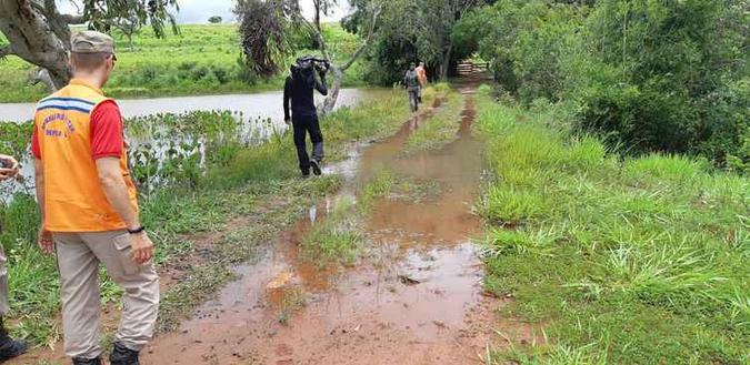 Técnicos estiveram vistoriando as áreas atingidas pelo rompimento da barragem.(foto: Semad/Divulgação ) Técnicos estiveram vistoriando as áreas atingidas pelo rompimento da barragem.(foto: Semad/Divulgação )