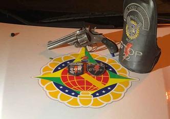 Uma das armas apreendidas é de fabricação russa(foto: Divulgação/PMDF) Uma das armas apreendidas é de fabricação russa(foto: Divulgação/PMDF)