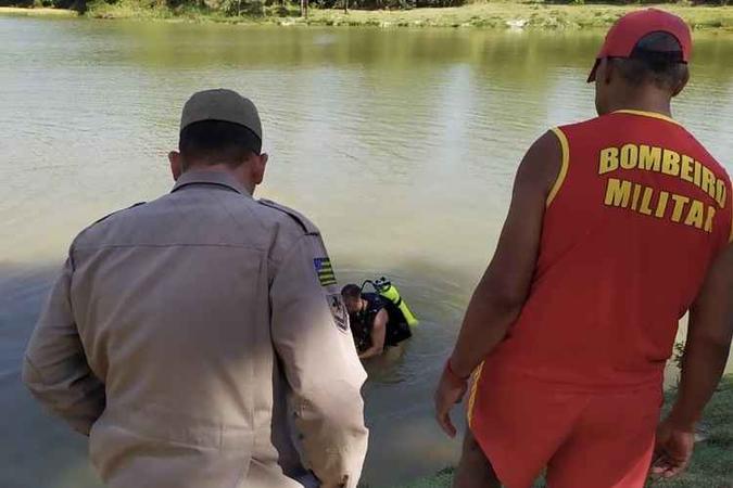 Os militares fizeram buscas subaquáticas e acharam o corpo a três metros de profundidade(foto: CBMGO/Divulgação) Os militares fizeram buscas subaquáticas e acharam o corpo a três metros de profundidade(foto: CBMGO/Divulgação)