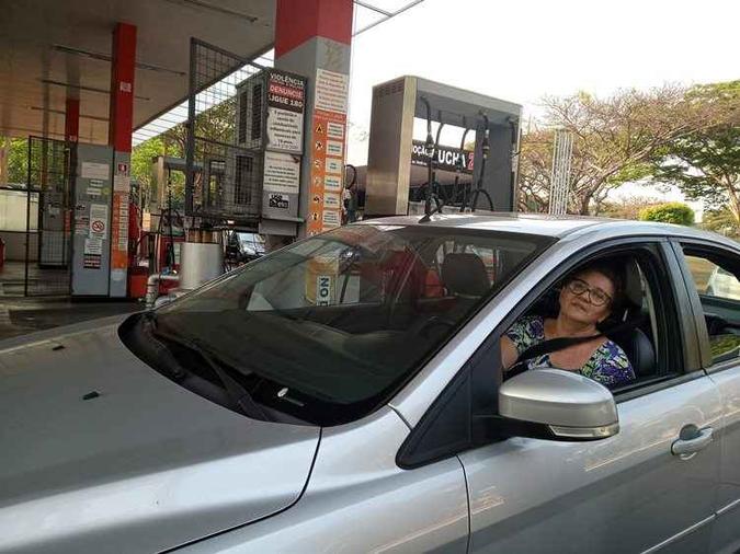 ''A gasolina tem que baixar, o povo não aguenta mais isso, está muito difícil'', Rosângela Monteiro, 59, aposentada(foto: Catarina Loiola/Esp. CB/D.A Press) ''A gasolina tem que baixar, o povo não aguenta mais isso, está muito difícil'', Rosângela Monteiro, 59, aposentada(foto: Catarina Loiola/Esp. CB/D.A Press)