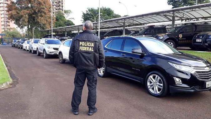 Polícia Federal, cumprindo mandado judicial, apreende veículos dos investigados na Operação Freeway(foto: Divulgação/Polícia Federal) Polícia Federal, cumprindo mandado judicial, apreende veículos dos investigados na Operação Freeway(foto: Divulgação/Polícia Federal)
