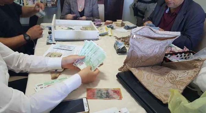 Durante o cumprimento dos mandados de busca e apreensão também foram encontradas notas de dólar, euros e real(foto: MPGO/Divulgação) Durante o cumprimento dos mandados de busca e apreensão também foram encontradas notas de dólar, euros e real(foto: MPGO/Divulgação)