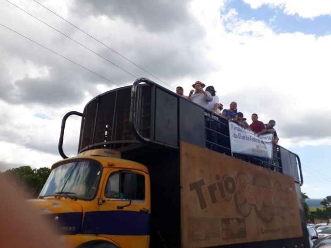 Ibaneis Rocha deixou o aeroporto de Corrente em um trio elétrico(foto: Arquivo Pessoal) Ibaneis Rocha deixou o aeroporto de Corrente em um trio elétrico(foto: Arquivo Pessoal)