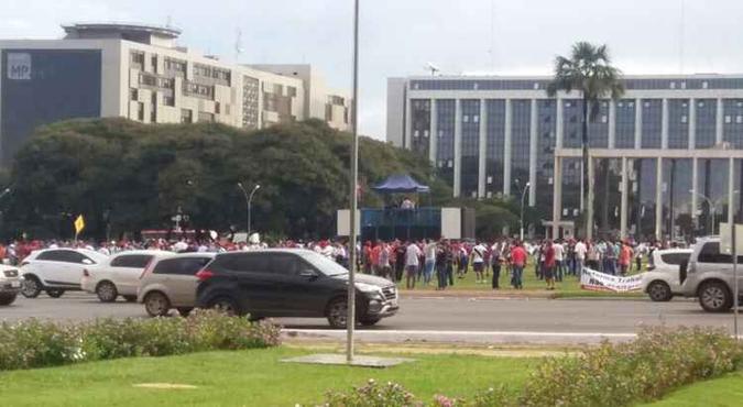 De acordo com a PMDF, aproximadamente 400 vigilantes se manifestaram em frente ao Palácio do Buriti, nesta quarta. (foto: PMDF/Divulgação) De acordo com a PMDF, aproximadamente 400 vigilantes se manifestaram em frente ao Palácio do Buriti, nesta quarta. (foto: PMDF/Divulgação)