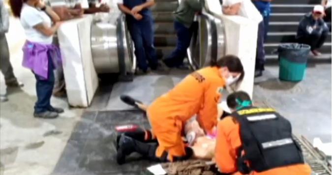 Câmeras de segurança filmaram os suspeitos discutindo com as vítimas, fugindo após matarem Milton e bombeiros socorrendo o jovem, mas não flagraram a facada(foto: TV Brasilia/Reprodução) Câmeras de segurança filmaram os suspeitos discutindo com as vítimas, fugindo após matarem Milton e bombeiros socorrendo o jovem, mas não flagraram a facada(foto: TV Brasilia/Reprodução)