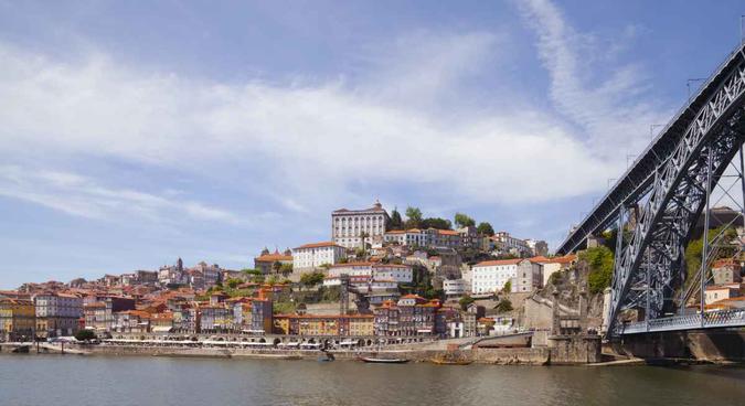 No Cais da Ribeira, o passeio à margem do Rio Douro é inspirador(foto: Edgar Jimenez/ Wikimédia Commons/Reprodução) No Cais da Ribeira, o passeio à margem do Rio Douro é inspirador(foto: Edgar Jimenez/ Wikimédia Commons/Reprodução)