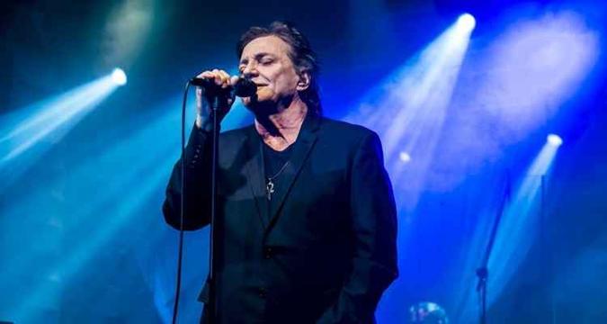 Enquanto o público brigava, o cantor não interrompeu a performance(foto: Divulgação/PeterFonda) Enquanto o público brigava, o cantor não interrompeu a performance(foto: Divulgação/PeterFonda)