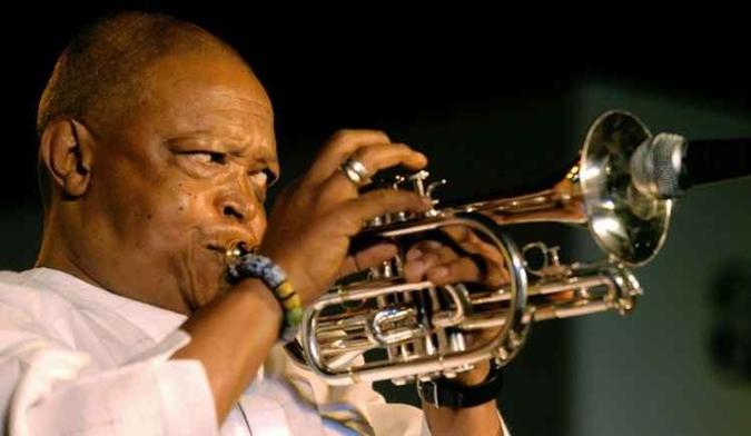 Hugh Masekela toca em um evento para celebrar os 10 anos de Liberdade da África do Sul, em 3 de março de 2004(foto: AFP/Arquivos / PRAKASH SINGH) Hugh Masekela toca em um evento para celebrar os 10 anos de Liberdade da África do Sul, em 3 de março de 2004(foto: AFP/Arquivos / PRAKASH SINGH)