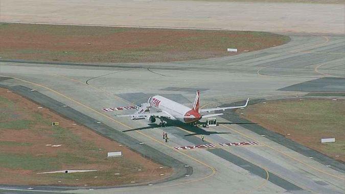 Aeronave da Latam em manutenção depois de estourar pneu durante pouso no Aeroporto JK(foto: TV Globo/Reprodução) Aeronave da Latam em manutenção depois de estourar pneu durante pouso no Aeroporto JK(foto: TV Globo/Reprodução)