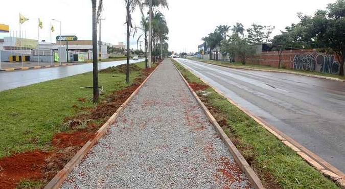 Quase metade do percurso de dois quilômetros do calçadão na Avenida Santa Maria está pronto(foto: Toninho Tavares/Agência Brasília) Quase metade do percurso de dois quilômetros do calçadão na Avenida Santa Maria está pronto(foto: Toninho Tavares/Agência Brasília)