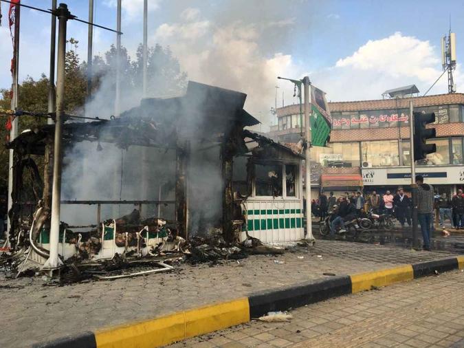 Dois postos de gasolina foram queimados e depois cercados pela polícia(foto: AFP) Dois postos de gasolina foram queimados e depois cercados pela polícia(foto: AFP)
