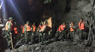 Vários policiais paramilitares trabalham no resgate de feridos de uma atração turística após um terremoto de 6,6 graus na escala Richter no condado de Jiuzhaigou. Trata-se do segundo tremor em menos de 24 horas(foto: Zheng Lei/EPA/EFE/direitos reservados) Vários policiais paramilitares trabalham no resgate de feridos de uma atração turística após um terremoto de 6,6 graus na escala Richter no condado de Jiuzhaigou. Trata-se do segundo tremor em menos de 24 horas(foto: Zheng Lei/EPA/EFE/direitos reservados)
