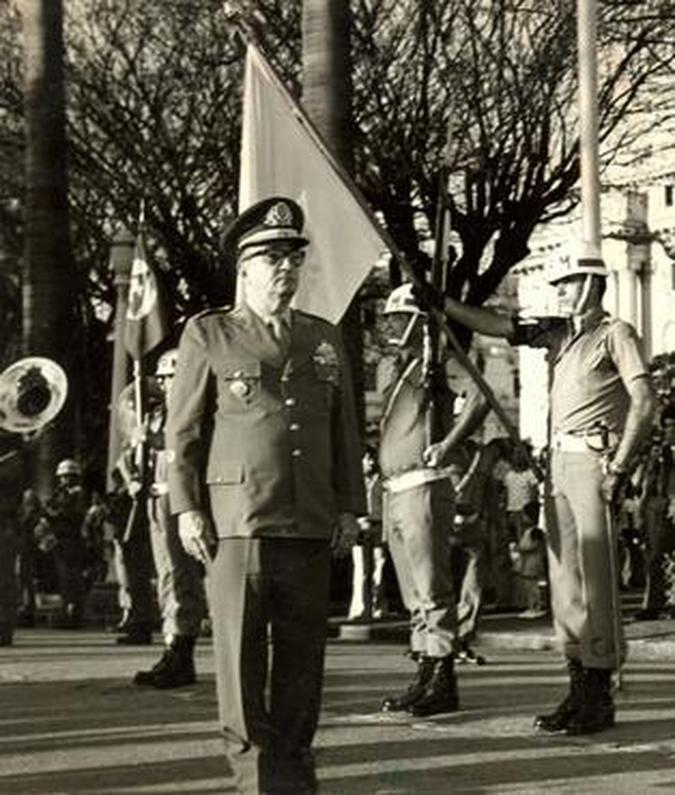 General Sylvio Frota passa a tropa em revista no Palácio da Liberdade, em Belo Horizonte: militar colocou Dilma na lista dos infiltrados no poder público General Sylvio Frota passa a tropa em revista no Palácio da Liberdade, em Belo Horizonte: militar colocou Dilma na lista dos infiltrados no poder público