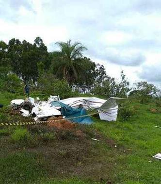 Destroços de avião em fazenda de MG(foto: Corpo de Bombeiros/ Divulgação) Destroços de avião em fazenda de MG(foto: Corpo de Bombeiros/ Divulgação)