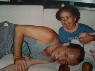 Em foto com o pai, Marcelo mostra nos álbuns virtuais a menina que foi na infância(foto: Reprodução Facebook. Marcelo Caetano.) Em foto com o pai, Marcelo mostra nos álbuns virtuais a menina que foi na infância(foto: Reprodução Facebook. Marcelo Caetano.)