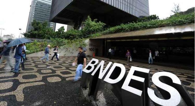 O BNDES, instituição 100% controlada pelo Tesouro, foi a primeira da lista: poderá repassar, no máximo, 60% de seu lucro líquido(foto: VANDERLEI ALMEIDA/AFP) O BNDES, instituição 100% controlada pelo Tesouro, foi a primeira da lista: poderá repassar, no máximo, 60% de seu lucro líquido(foto: VANDERLEI ALMEIDA/AFP)
