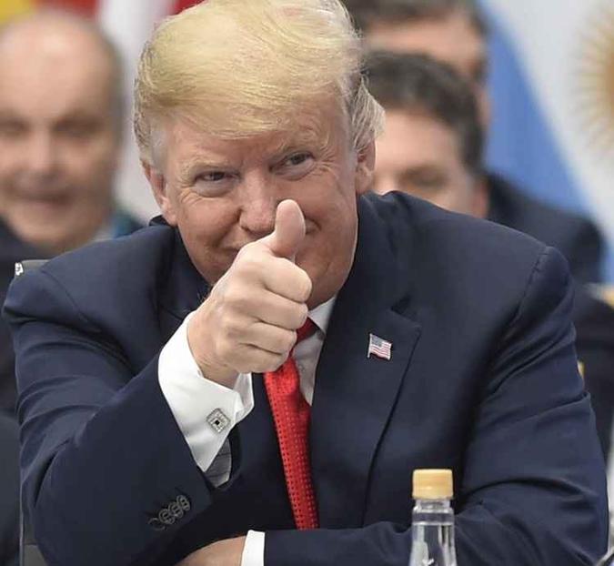 Após a votação, Trump elogiou o projeto, falou que a lei irá poupar bilhões de dólares e que está ansioso para dar a sanção(foto: SAUL LOEB / AFP) Após a votação, Trump elogiou o projeto, falou que a lei irá poupar bilhões de dólares e que está ansioso para dar a sanção(foto: SAUL LOEB / AFP)