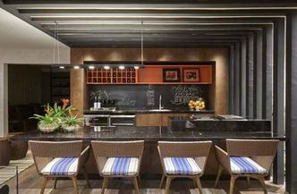 A cozinha gourmet das arquitetas Flávia Nasr e Laísa Carpaneda para a mostra Líder 2016 tem uma bancada espaçosa e uma ilha grande. A parede de lousa no fundo dá um tom divertido à decoração.(foto: Jomar Bragança/Divulgação) A cozinha gourmet das arquitetas Flávia Nasr e Laísa Carpaneda para a mostra Líder 2016 tem uma bancada espaçosa e uma ilha grande. A parede de lousa no fundo dá um tom divertido à decoração.(foto: Jomar Bragança/Divulgação)