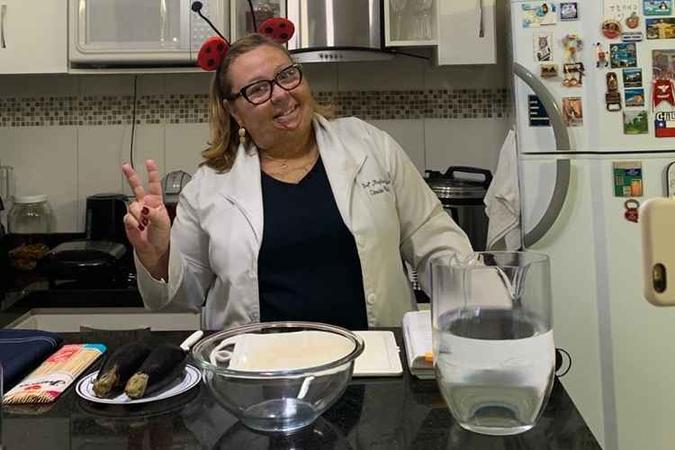 A professora Angélica Dornelas transformou a cozinha em laboratório de ciências(foto: Arquivo Pessoal) A professora Angélica Dornelas transformou a cozinha em laboratório de ciências(foto: Arquivo Pessoal)