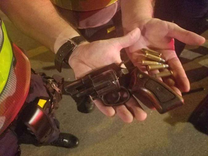 Arma e projéteis encontrados com o suspeito no fim da festa do Galinho (foto: DivulgaçãoPMDF) Arma e projéteis encontrados com o suspeito no fim da festa do Galinho (foto: DivulgaçãoPMDF)