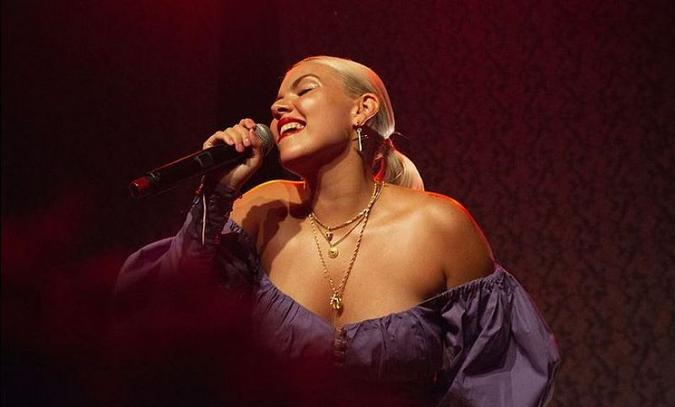 A cantora é conhecida por cantar sofrência embalada com batidas eletrônicas(foto: Duda Beat/Divulgação) A cantora é conhecida por cantar sofrência embalada com batidas eletrônicas(foto: Duda Beat/Divulgação)