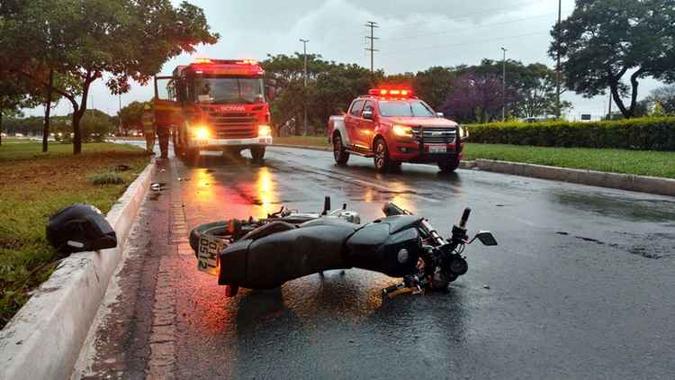 Colisão entre moto e kombi complicou o trânsito na Estrada Parque Indústria e Abastecimento (DF-003)(foto: CBMDF/Divulgação) Colisão entre moto e kombi complicou o trânsito na Estrada Parque Indústria e Abastecimento (DF-003)(foto: CBMDF/Divulgação)