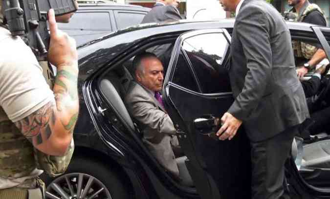 Temer é abordado pela PF: operação prendeu o ex-presidente e outras nove pessoas(foto: Band/AFP)
