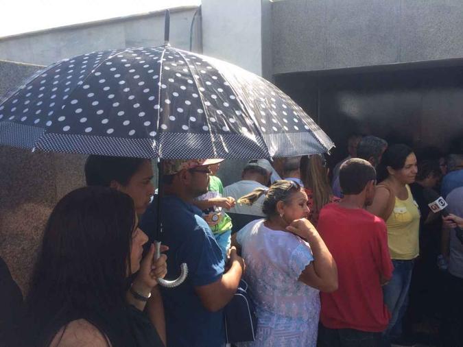O sol forte não afastou os admiradores que querem prestar a última homenagem ao ex-governador(foto: Minervino Júnior/CB/D.A Press) O sol forte não afastou os admiradores que querem prestar a última homenagem ao ex-governador(foto: Minervino Júnior/CB/D.A Press)