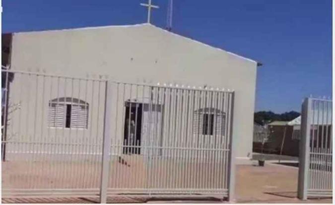 Os bandidos levaram dinheiro do dízimo, artigos religiosos, computadores, televisão, celular e o carro do padre(foto: Diocese Formosa/Arquivo) Os bandidos levaram dinheiro do dízimo, artigos religiosos, computadores, televisão, celular e o carro do padre(foto: Diocese Formosa/Arquivo)