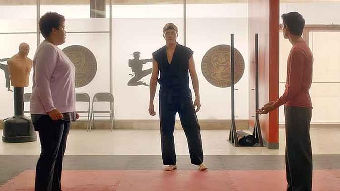 Cobra Kai vai reacender a rivalidade entre Daniel e Johnny 34 anos depois (foto: YouTube/Reprodução ) Cobra Kai vai reacender a rivalidade entre Daniel e Johnny 34 anos depois (foto: YouTube/Reprodução )