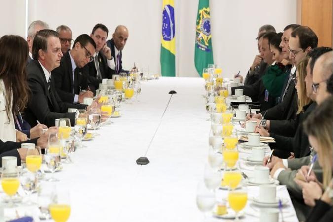 O presidente recebeu 17 jornalistas para o café da manhã de ontem: bom humor na entrada e tensão durante as perguntas(foto: Marcos Corrêa/PR) O presidente recebeu 17 jornalistas para o café da manhã de ontem: bom humor na entrada e tensão durante as perguntas(foto: Marcos Corrêa/PR)