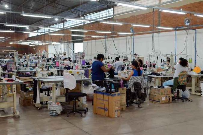 Na fábrica de roupas Dona Jô, há três segmentos: corte, costura e expedição. Cada um tem equipamento de proteção individual próprio (foto: Clara Lobo/Esp.CB/D.A Press) Na fábrica de roupas Dona Jô, há três segmentos: corte, costura e expedição. Cada um tem equipamento de proteção individual próprio (foto: Clara Lobo/Esp.CB/D.A Press)