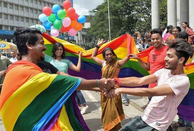 Após a decisão, opositores à antiga legislação comemoraram, dançando e agitando bandeiras do lado de fora da corte. (foto: MANJUNATH KIRAN / AFP) Após a decisão, opositores à antiga legislação comemoraram, dançando e agitando bandeiras do lado de fora da corte. (foto: MANJUNATH KIRAN / AFP)