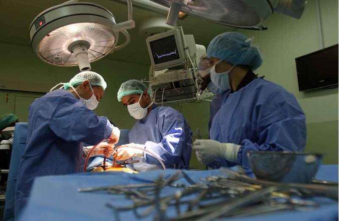 Médicos fazem cirurgia para transplante de órgão: pesquisa mira na criopreservação e no armazenamento de biomateriais a temperaturas baixas(foto: Ali Al-Saadi/AFP) Médicos fazem cirurgia para transplante de órgão: pesquisa mira na criopreservação e no armazenamento de biomateriais a temperaturas baixas(foto: Ali Al-Saadi/AFP)
