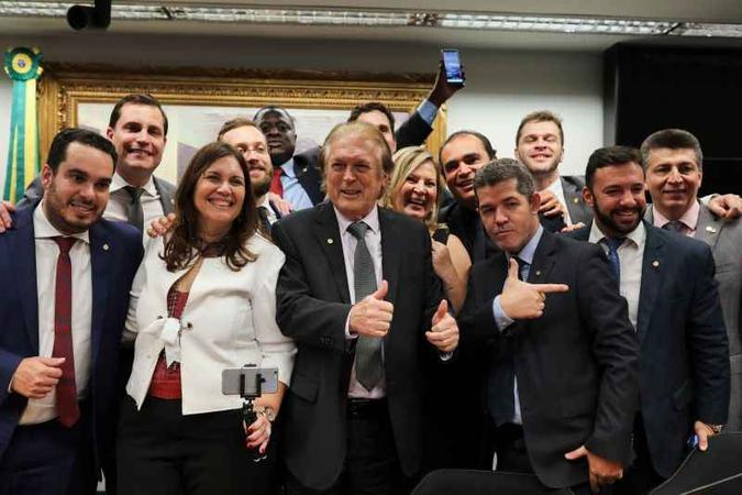 Também ficam impedidos de participar de comissões ou de assinar qualquer outra lista ou documento em nome da legenda(foto: Sérgio Lima/AFP) Também ficam impedidos de participar de comissões ou de assinar qualquer outra lista ou documento em nome da legenda(foto: Sérgio Lima/AFP)