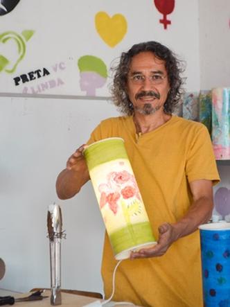 Marcus recebeu o troféu prata do prêmio pelo projeto Luminárias de Papel(foto: Clara Lobo/Esp. CB/D.A Press) Marcus recebeu o troféu prata do prêmio pelo projeto Luminárias de Papel(foto: Clara Lobo/Esp. CB/D.A Press)