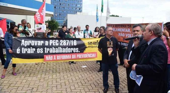 Servidores protestam contra a reforma no fim do ano passado: irritação com discurso do governo sobre privilègios(foto: Antonio Cunha/CB/D.A Press) Servidores protestam contra a reforma no fim do ano passado: irritação com discurso do governo sobre privilègios(foto: Antonio Cunha/CB/D.A Press)