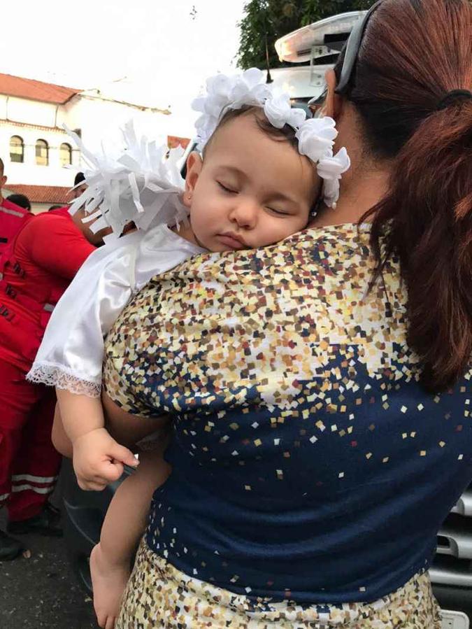 Iasmin, de nove meses, vestida de anjo, nos braços da avó, Lurdinha de Souza(foto: Marcelo Abreu/Esp. CB/D.A Press) Iasmin, de nove meses, vestida de anjo, nos braços da avó, Lurdinha de Souza(foto: Marcelo Abreu/Esp. CB/D.A Press)